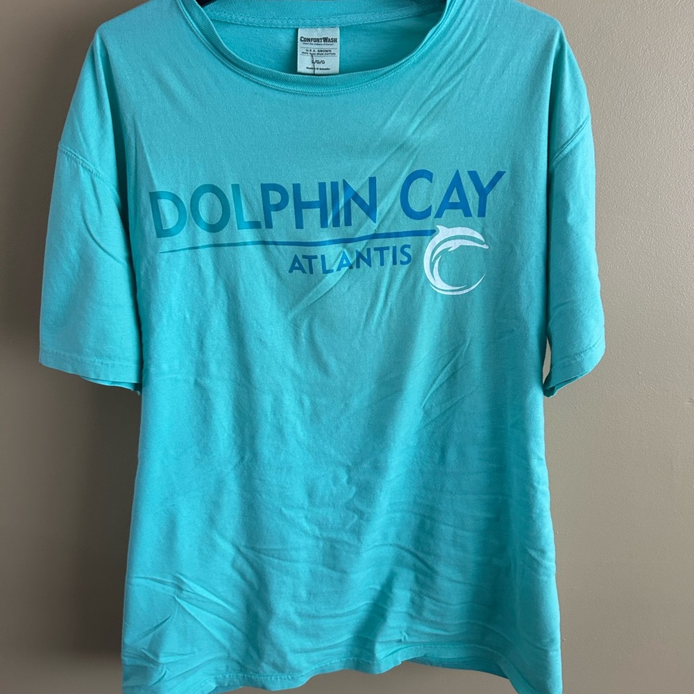NWT Dolphin Cay Atlantis Bahamas —ComfortWash Graphic T-Shirt